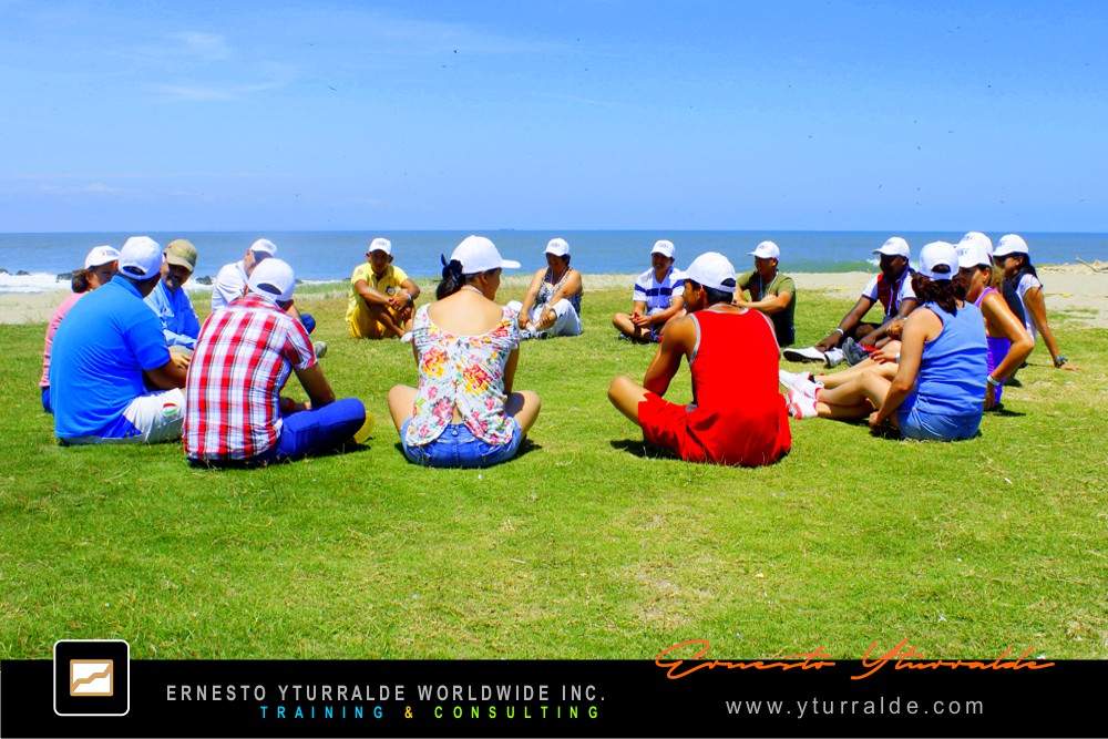 Actividades de Team Building Quito Ecuador | Experiencias outdoor de colaboración y confianza